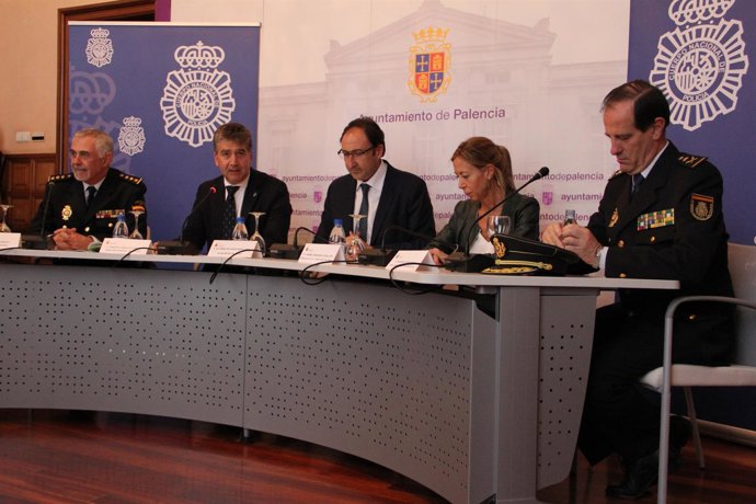 Cosidó (segundo por la izquierda) en la comparecencia