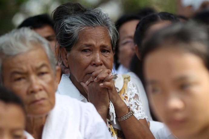 Una mujer reza en el homenaje a las víctimas en Choueung Ek
