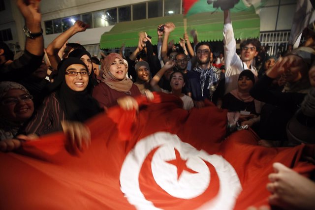 Partidarios Del Partido Islamista Ennahda En Las Calles De Túnez