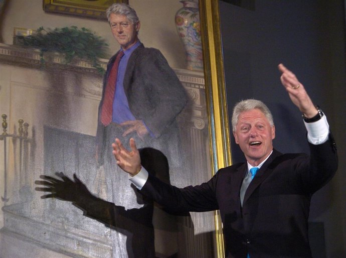 Bill Clinton ante un retrato suyo