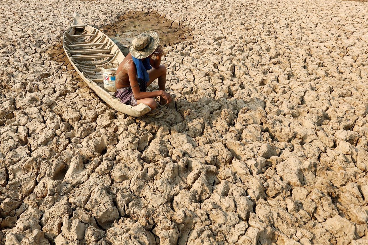 Pescador en un lago seco de la provincia de Kandal, en Camboya