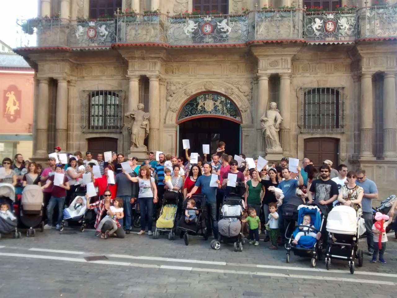 Familias afectadas por la suspensión cautelar en dos escuelas infantiles