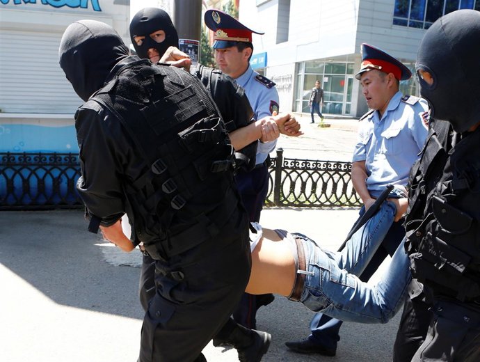 Agentes de la Policía en Kazajistán