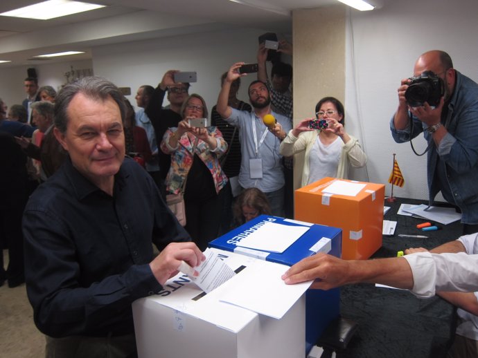 Artur Mas, votando en las primarias de CDC