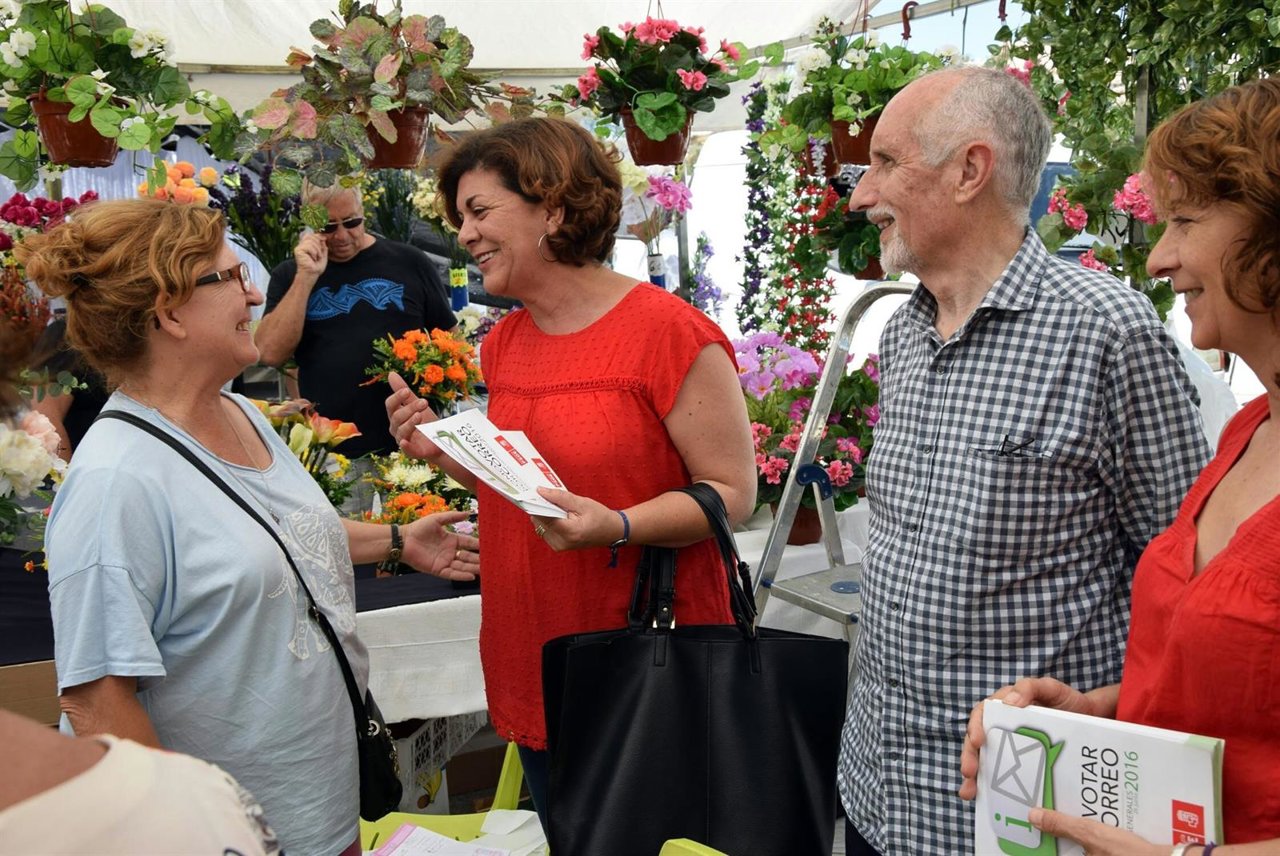 Antonio Morales, cabeza de lista del PSOE al Senado, con Fuensanta Lima en Mijas