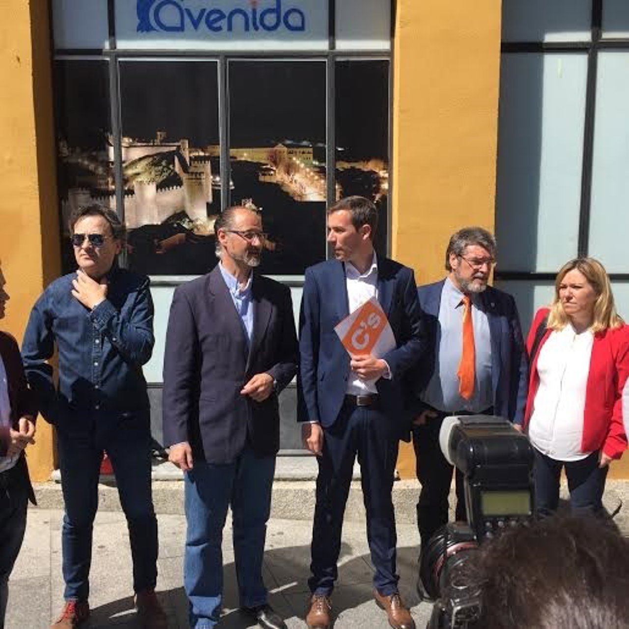 Fuentes (segundo izq) en la presentación del candidato de Ávila