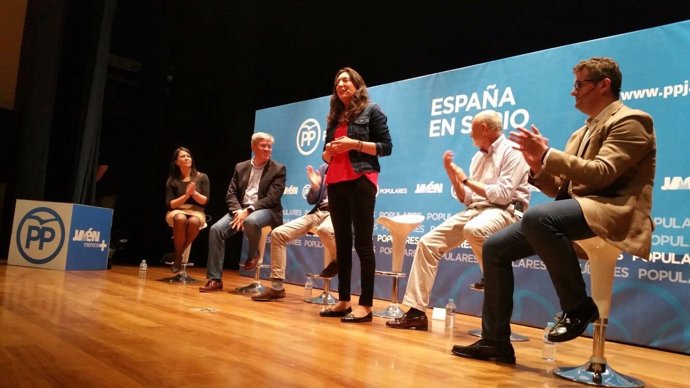 La secretaria general del PP-A, Dolores López, en Villacarrillo