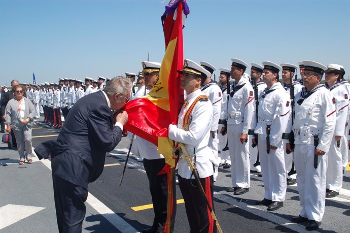 Jura de bandera de personal civil a bordo del Juan Carlos I