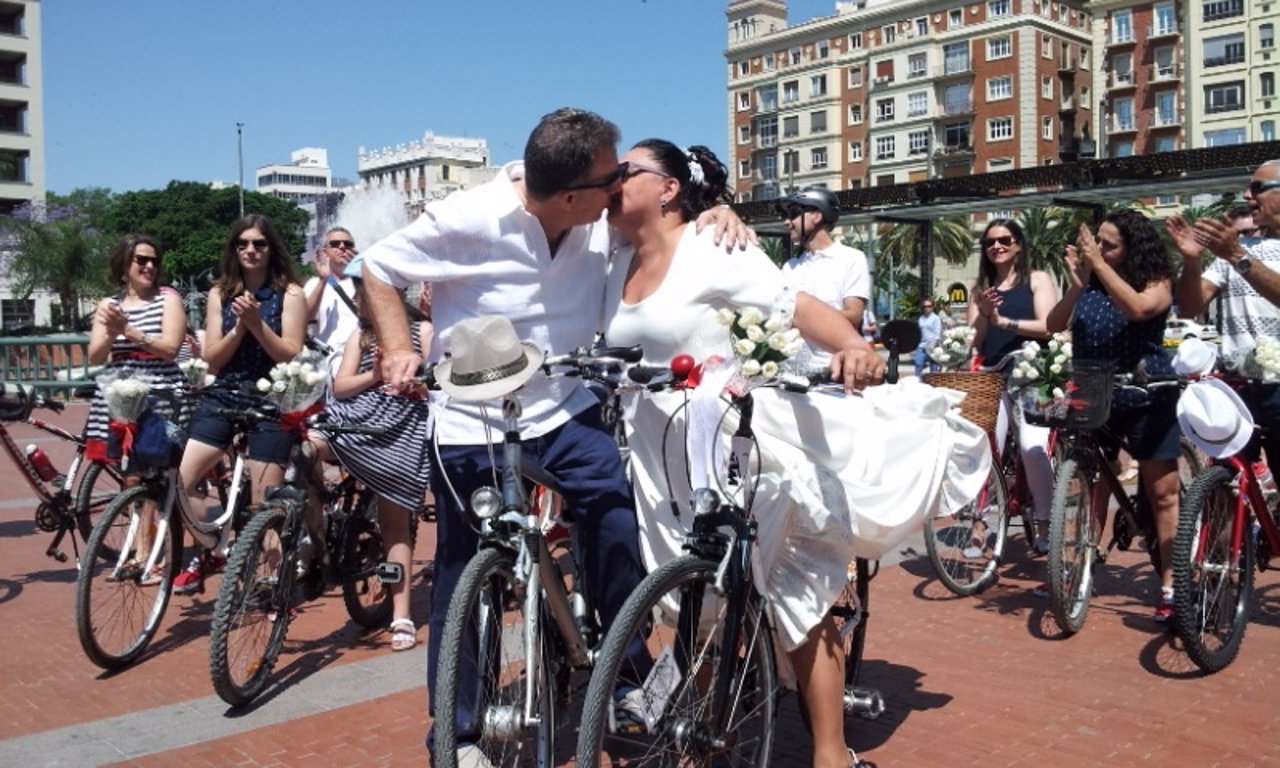 Ruedas Redondas pareja se casa y van montados en bicicleta
