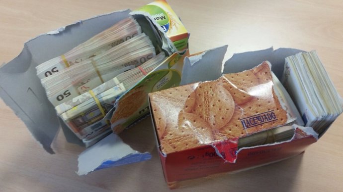 Dinero oculto en cajas de galletas