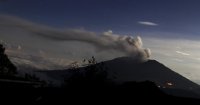 El volcán Turrialba supera las 30 horas de erupción en Costa Rica