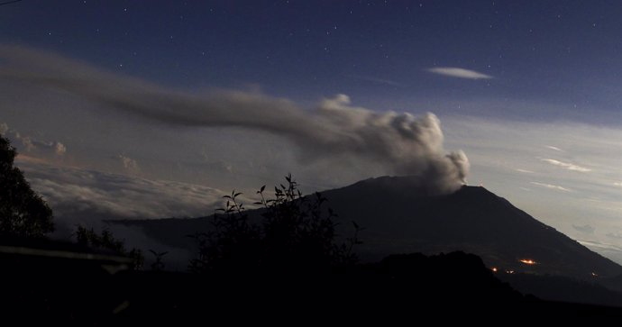 Volcán Turrialba, en erupción