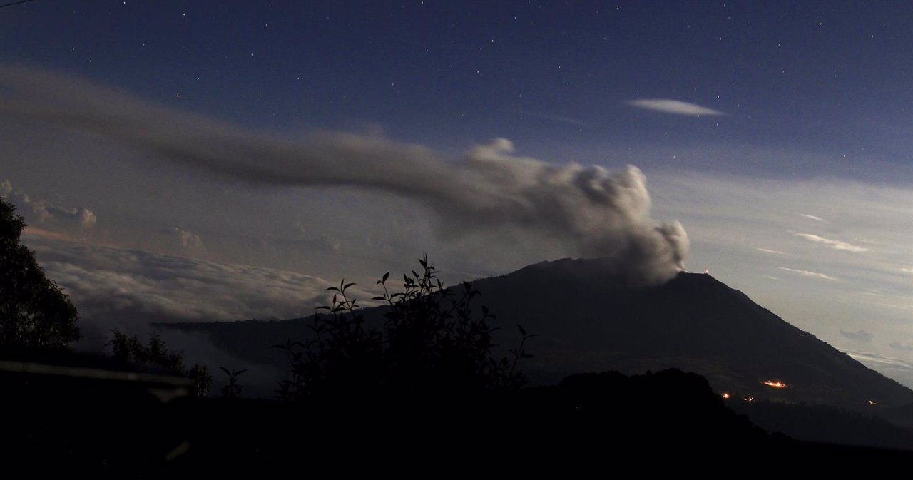 El volc n Turrialba supera las 30 horas de erupci n en 