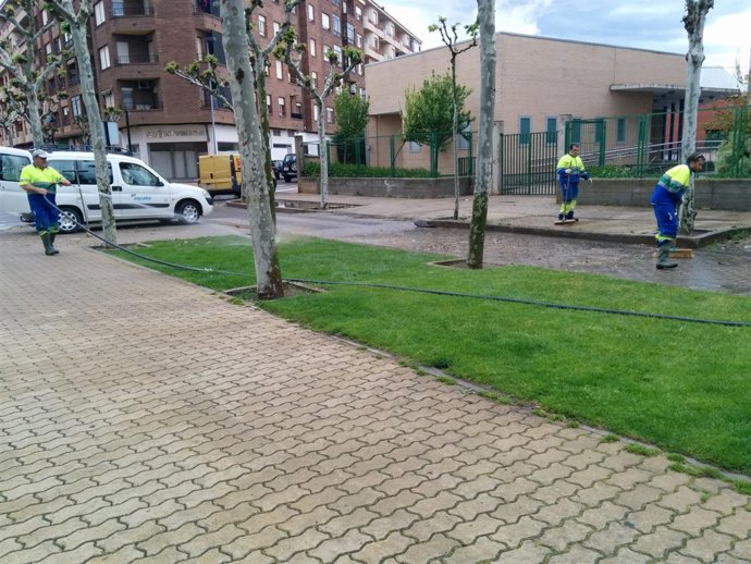 Operarios limpian el alcantarillado de Calahorra