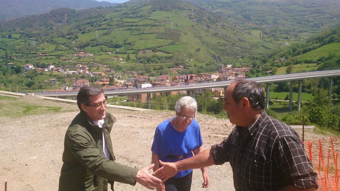 El candidato de Ciudadanos Asturias, Ignacio Prendes, visita la Variante