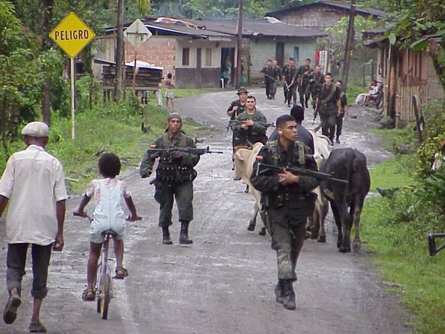 Militares colombianos en busca de guerrilleros de las FARC y el ELN