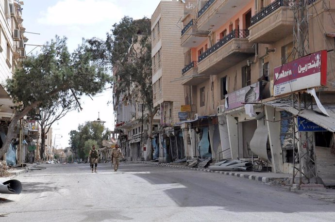 Fuerzas leales a Al Assad caminan por Palmira tras recuperarla