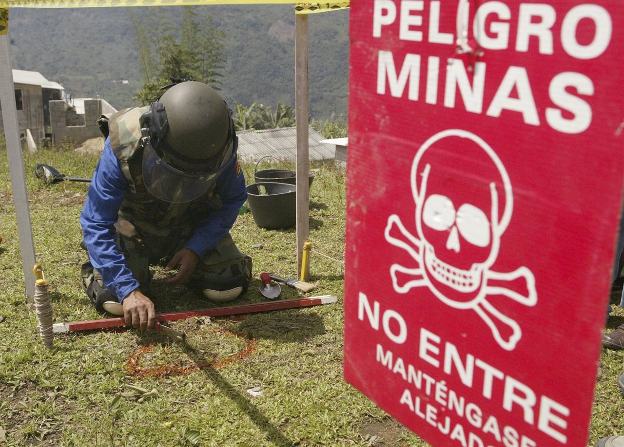 Un soldado busca minas antipersonas durante una manifestación en  Antioquia 