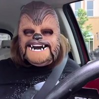 Una madre contagia su entusiasmo por una máscara de Chewbacca en Facebook