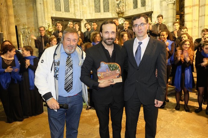 Entrega de recuerdo tras el concierto