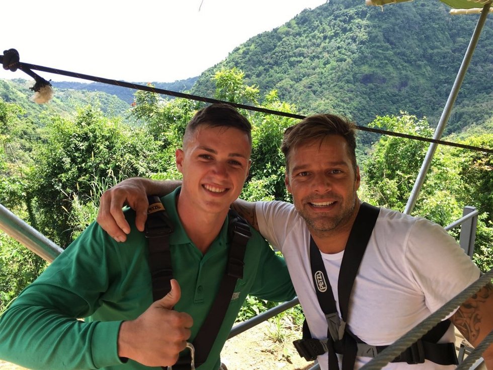 El artista puertorriqueño disfruta de una jornada de ocio en Toro Verde