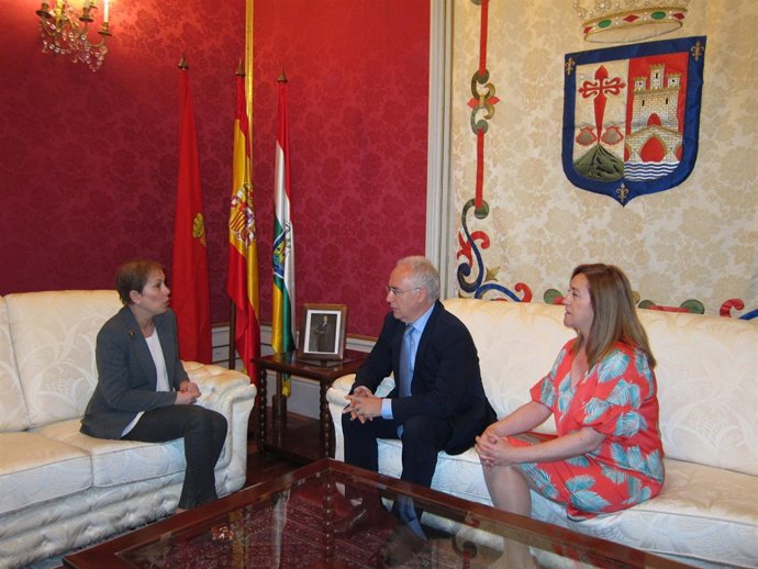 Reunión Ceniceros con Uxue Barkos en presencia de Martínez Arregui