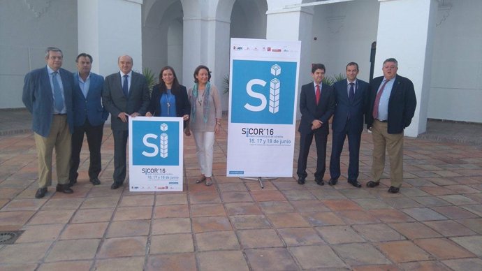 Carrillo (izda.) junto a organizadores y patrocinadores de Sicor'16