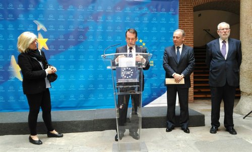 El presidente de la FEMP junto a representantes de Cruz Roja, Accem y CEAR