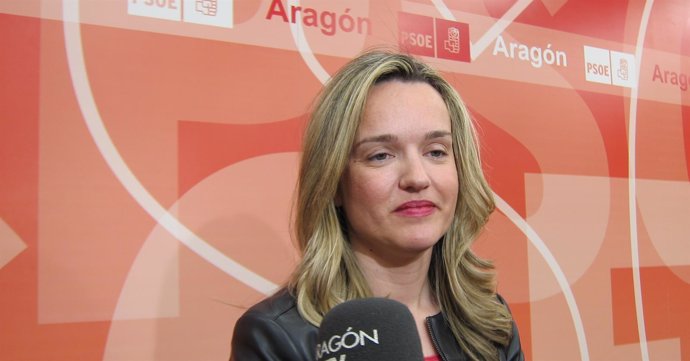 Pilar Alegría atendiendo a los medios de comunicación en la sede del PSOE.