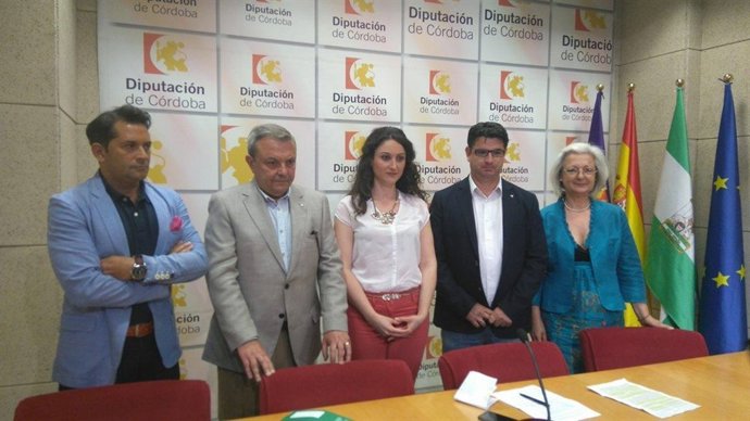 Gómez, entre Alcalde (izda.) y García, en rueda de prensa