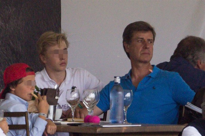 Cayetano Martínez de Irujo fin de semana de hípica sin separarse de sus hijos