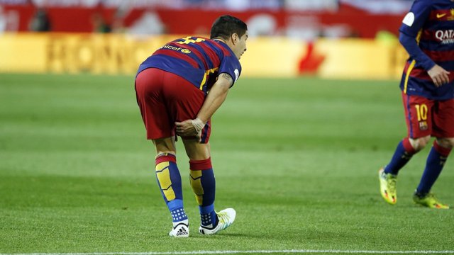 Luis Suárez en el momento de su lesión