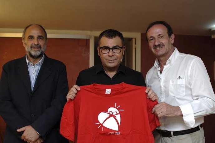 Vázquez (centro) posa con la camiseta de apoyo a la donación