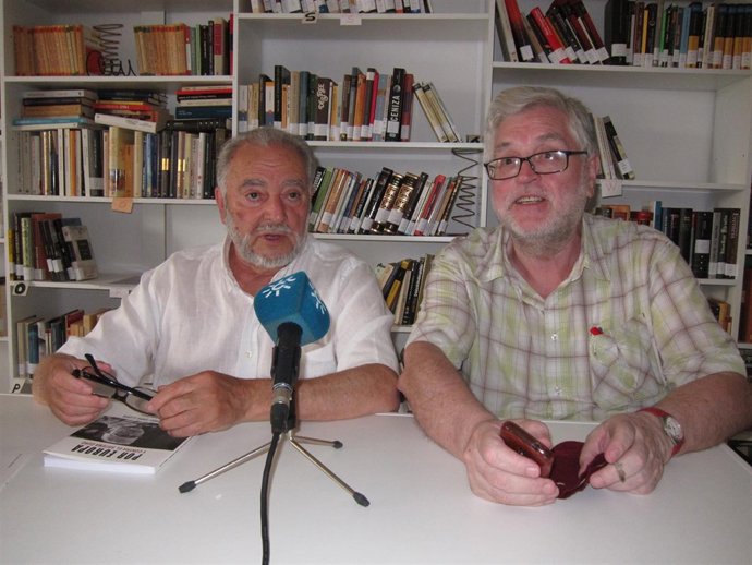 Julio Anguita con Manuel Monereo en una rueda de prensa en Córdoba
