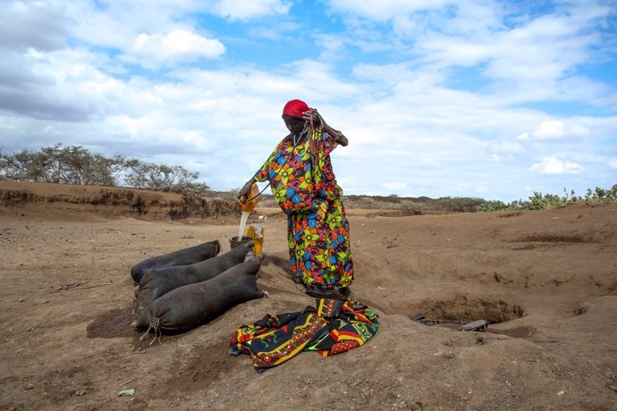 Una mujer saca agua de un pozo en Harisso, Etiopía