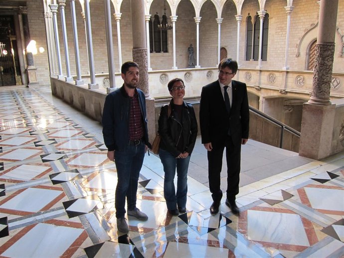 El pte.C.Puigdemont y los coordinadores de ICV M.Ribas y D.Cid. 