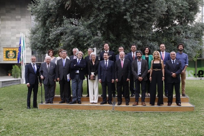 Foto de familia con los reconocidos en el Día de la Provincia de Sevilla