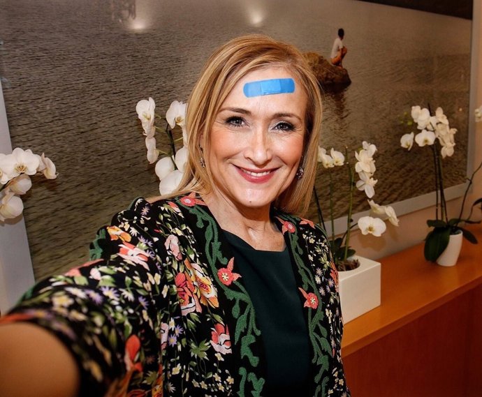 La presidenta de la Comunidad de Madrid apoya la V Carrera por la Salud Mental