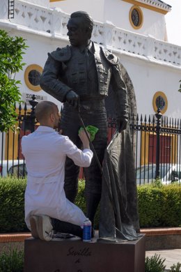 Limpieza tras nuevas pintadas en la escultura a Curro Romero