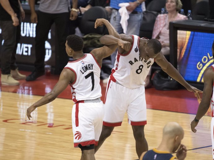 Lowry y Biyombo celebran la victoria de Toronto Raptors ante Cleveland Cavaliers
