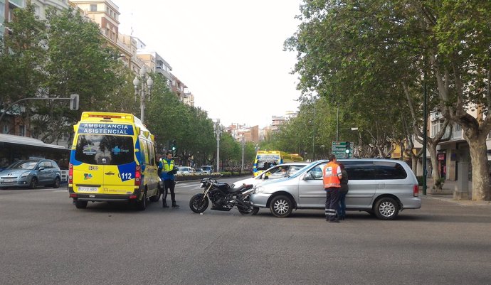 Accidente entre un turismo y una motocicleta en Valladolid
