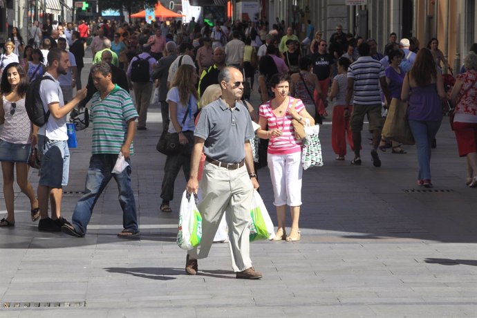 Gente comprando por el centro de Madrid