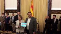 Oriol Junqueras entrega a Carme Forcadell unos Presupuestos "con sentido de Estado"