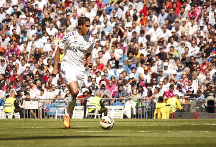 Varane conduciendo un balón.
