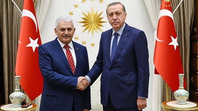 Erdogan y el nuevo primer ministro turco, Binali Yildirim