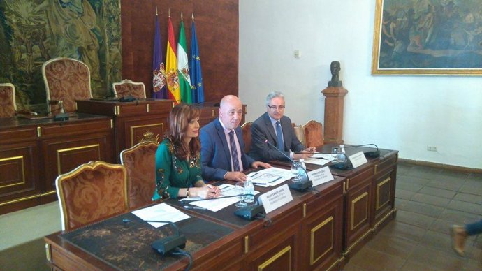 Antonio Ruiz (centro) y Felisa Cañete durante la firma de convenios