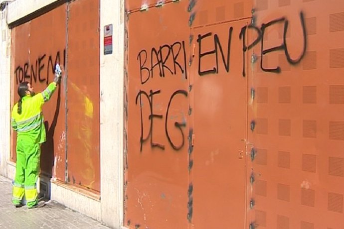 Destrozos en cajeros y comercios tras los disturbios de Gràcia