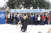 Un espontáneo irrumpe en el acto de Rajoy con sus candidatos al grito 'Sois la mafia'