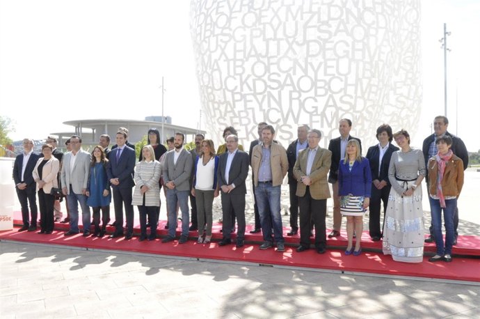 Foto de familia de candidatos del PSOE-Aragón en las elecciones del 26J.