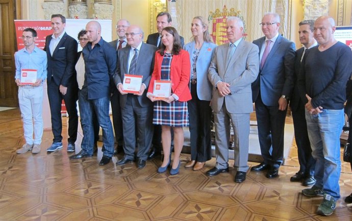Autoridades y premiados posan en una foto de familia en el Ayuntamiento